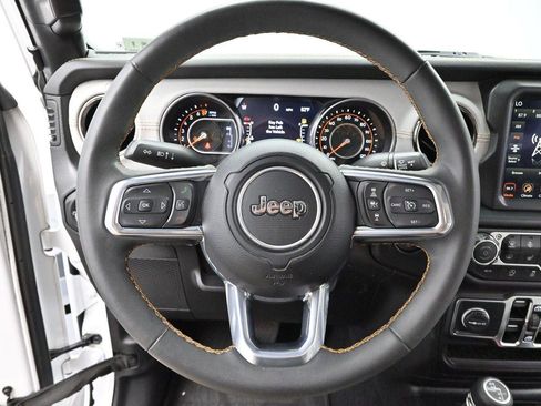 Used 2023 Jeep Gladiator Overland AWD/4WD image 15