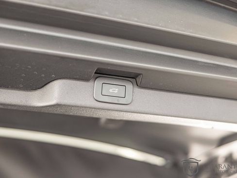 Used 2024 Land Rover Discovery S image 16