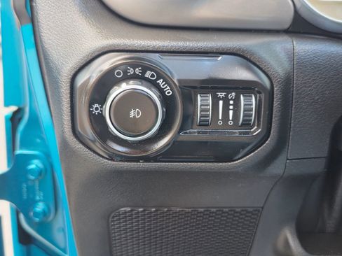 Used 2020 Jeep Wrangler Unlimited Sahara image 14