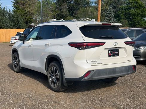 Used 2021 Toyota Highlander XLE AWD/4WD image 3