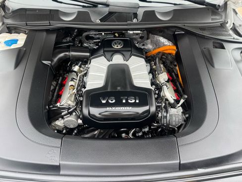 Used 2013 Volkswagen Touareg Hybrid image 38