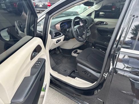 Used 2023 Chrysler Voyager LX FWD image 5