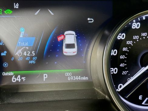 Used 2018 Toyota Camry XLE image 6