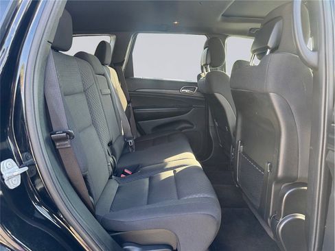 Used 2019 Jeep Grand Cherokee Laredo image 23