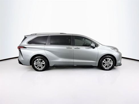 Used 2023 Toyota Sienna Limited FWD image 11