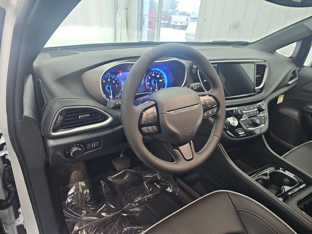 New 2027 Chrysler Pacifica Limited AWD/4WD image 40