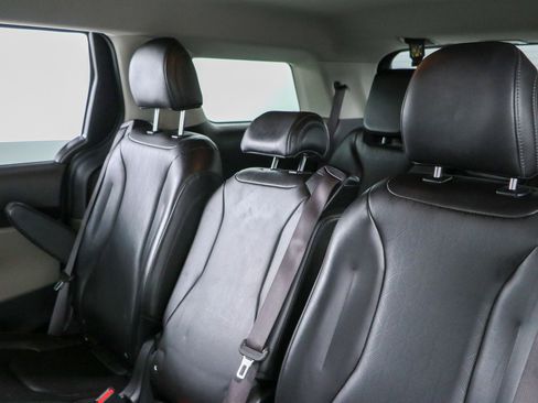 Used 2025 Kia Carnival FWD image 24