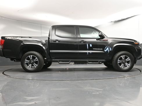 Used 2017 Toyota Tacoma TRD Sport image 29