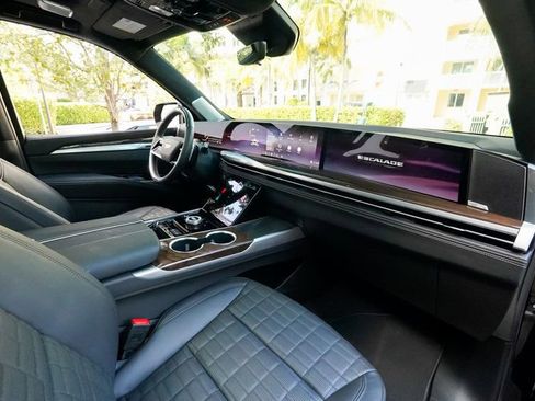 Used 2025 Cadillac Escalade Sport Platinum w/ LPO, ONYX Package image 91