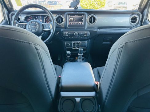 Used 2019 Jeep Wrangler Unlimited Sahara image 19
