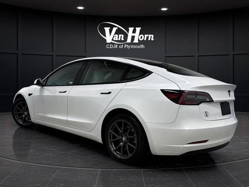 Used 2021 Tesla Model 3 Standard Range Plus image 3