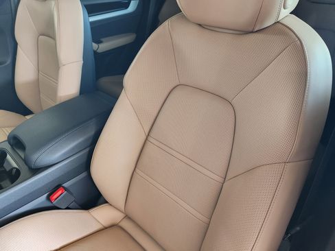 Certified 2025 Porsche Cayenne Coupe image 6