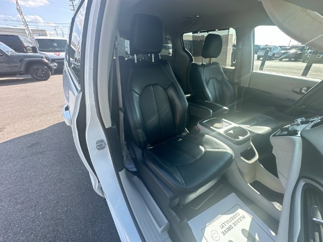 Used 2022 Chrysler Pacifica Touring-L FWD image 27