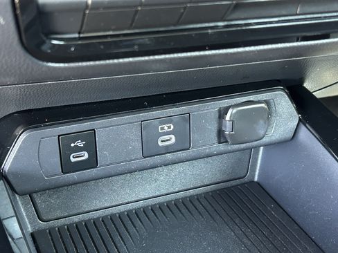 Certified 2025 Toyota Prius LE FWD image 22