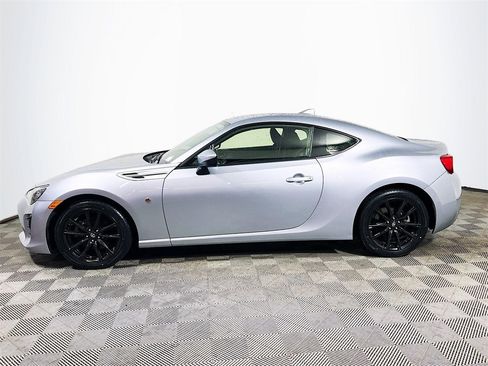 Certified 2017 Toyota 86 Base image 5