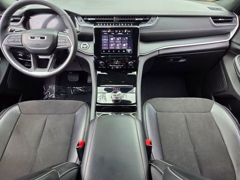 Used 2023 Jeep Grand Cherokee Altitude RWD image 12