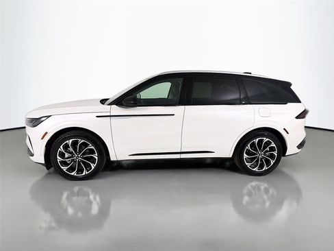 Used 2025 Lincoln Nautilus Reserve image 2