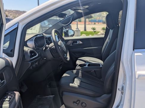 New 2026 Chrysler Voyager LX image 9