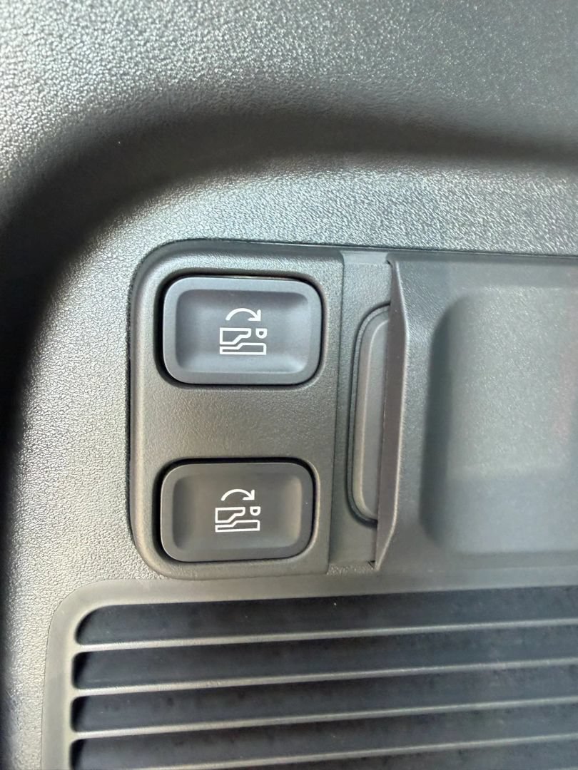 Used 2025 Rivian R1S Adventure Dual AWD/4WD image 36