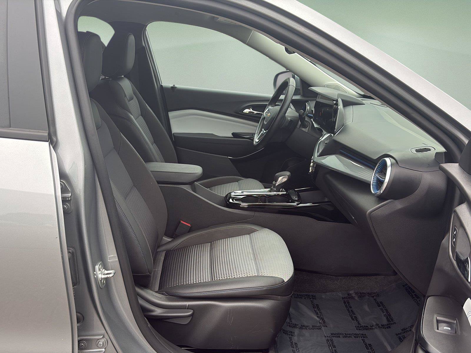 Certified 2025 Chevrolet Trax LT w/ LT Convenience Package FWD image 13