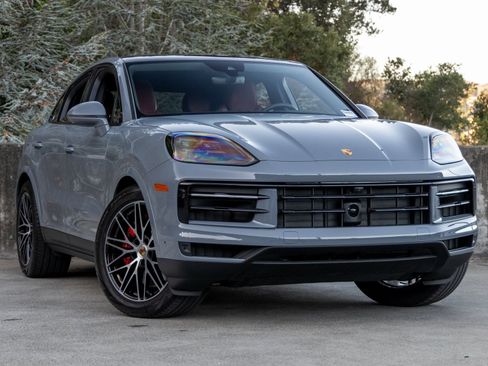 Certified 2025 Porsche Cayenne S image 6