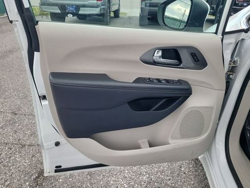 Used 2023 Chrysler Pacifica Touring-L FWD image 19