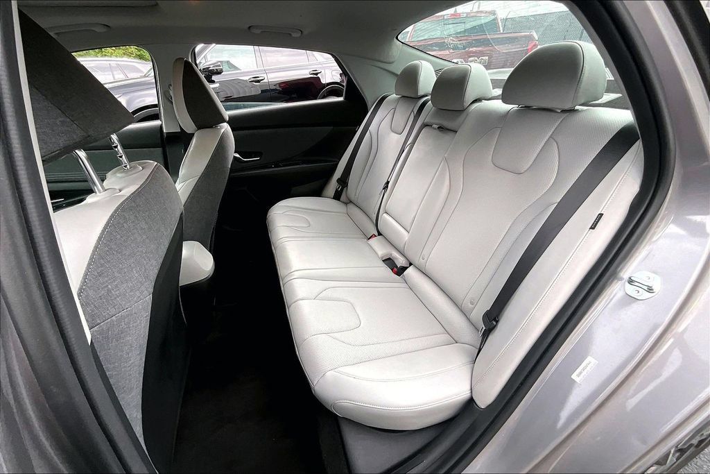 Used 2025 Hyundai Elantra Limited FWD image 21