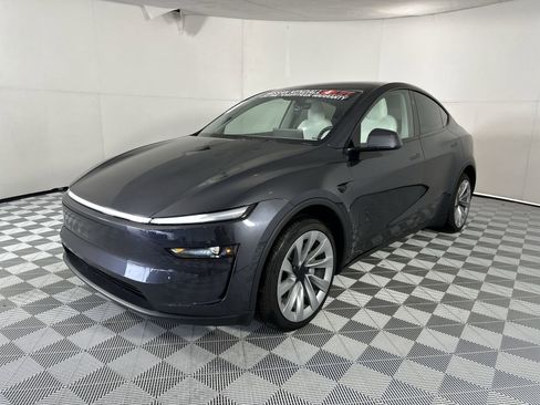 Used 2026 Tesla Model Y 2WD image 4