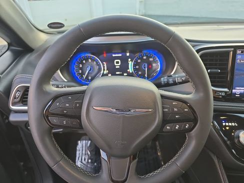 Used 2025 Chrysler Pacifica Limited FWD image 18