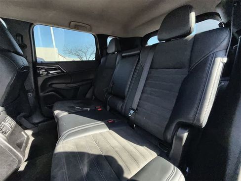 Used 2024 Mitsubishi Outlander SE image 13