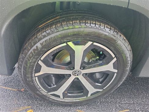 New 2026 Volkswagen Tiguan SE image 8