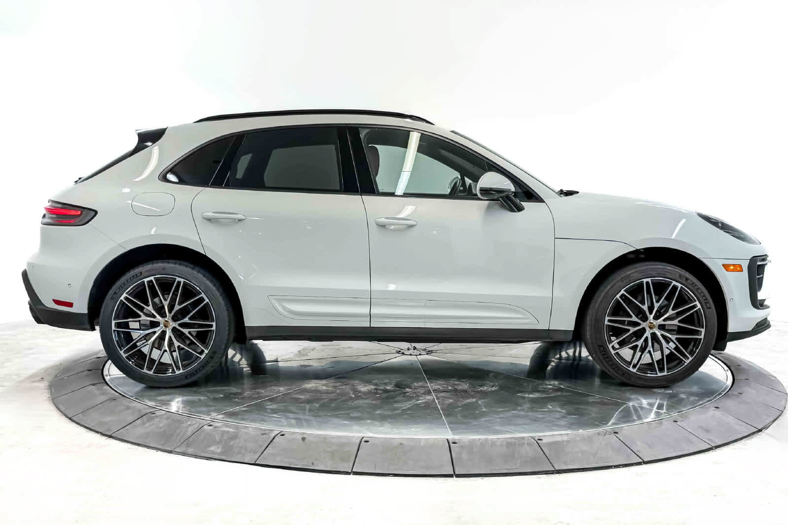 Certified 2023 Porsche Macan AWD/4WD image 8