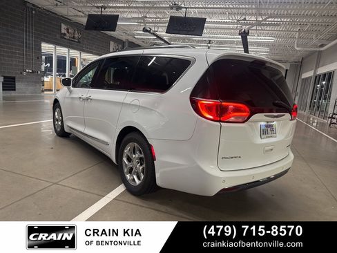 Used 2019 Chrysler Pacifica Limited image 4