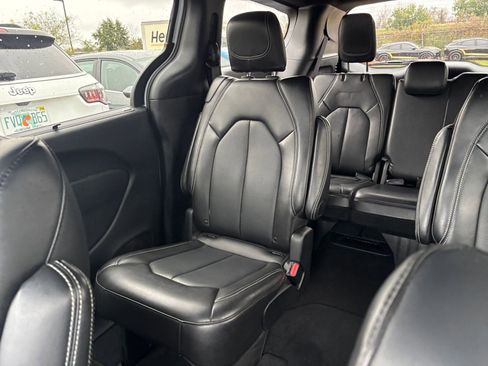 Used 2025 Chrysler Pacifica Select image 42