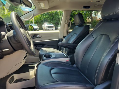 Used 2024 Chrysler Pacifica Touring-L FWD image 18