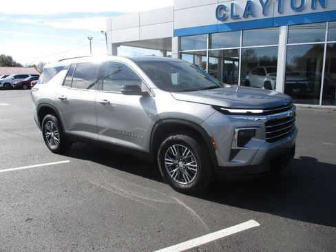 Used 2025 Chevrolet Traverse LT image 9