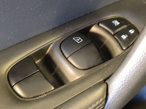 Used 2019 Nissan Rogue SV image 27