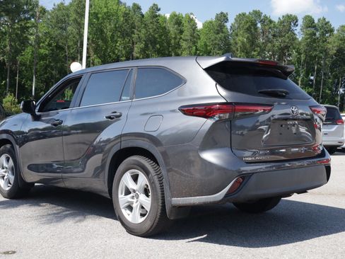 Used 2023 Toyota Highlander LE AWD/4WD image 3