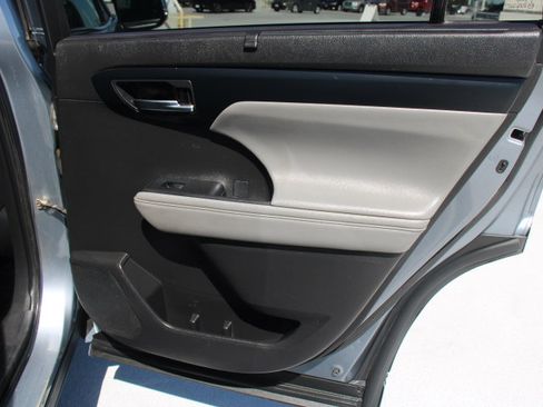 Used 2022 Toyota Highlander XLE AWD/4WD image 18
