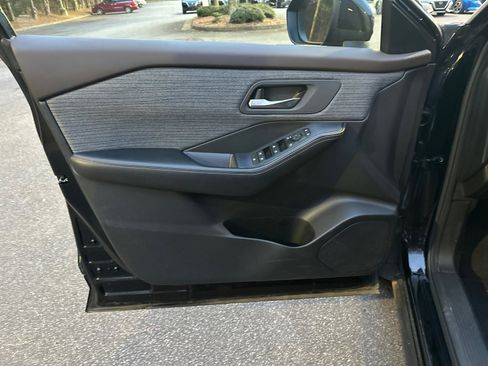 Used 2023 Nissan Rogue SV image 10