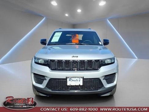 Used 2023 Jeep Grand Cherokee Altitude AWD/4WD image 9