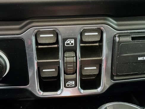 Used 2023 Jeep Wrangler Unlimited w/ Cold Weather Group image 15