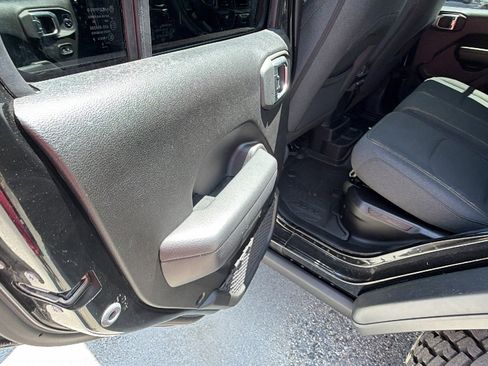 Used 2025 Jeep Wrangler Willys AWD/4WD image 18