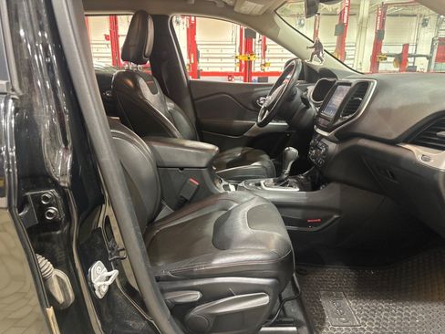 Used 2018 Jeep Cherokee Trailhawk AWD/4WD image 48