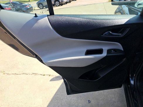 Used 2022 Chevrolet Equinox LS image 12