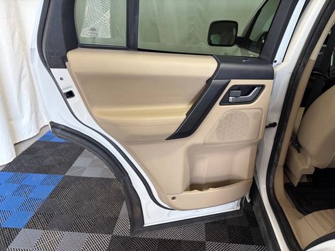 Used 2015 Land Rover LR2 AWD/4WD image 9