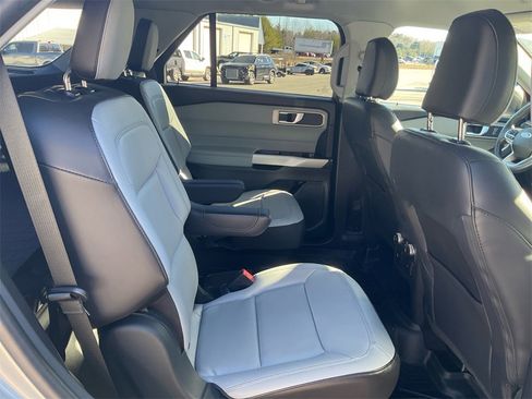 Used 2021 Ford Explorer XLT w/ Equipment Group 202A image 13