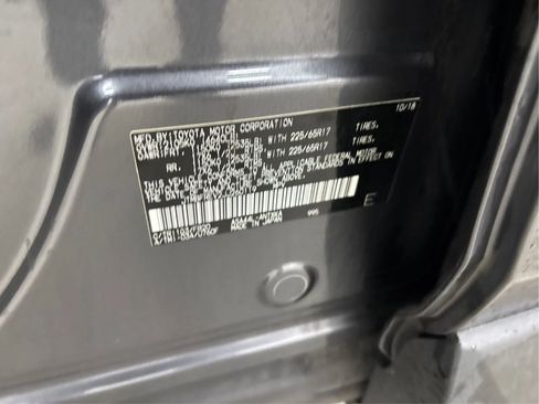 Used 2018 Toyota RAV4 LE image 28