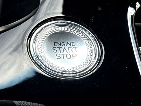 Used 2025 Genesis G70 2.5T image 9