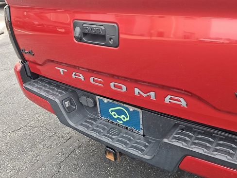 Used 2017 Toyota Tacoma TRD Sport w/ Tow Package (A/T) AWD/4WD image 30